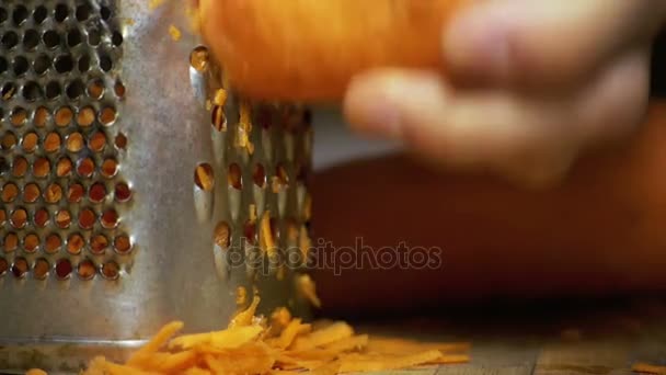 Snijden wortel rasp. Slow Motion — Stockvideo
