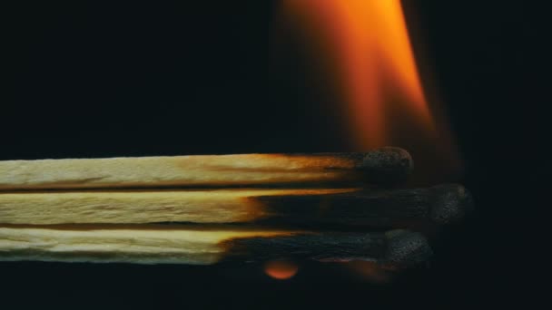 Hořící odpovídá, řetězovou reakci a plamen — Stock video