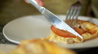 Pizza pizzacı ahşap bir tepside