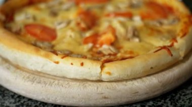 Pizza pizzacı ahşap bir tepside