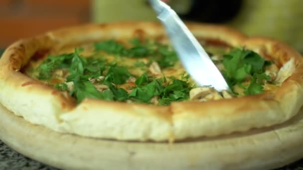Pizza na drewnianej tacy w pizzerii — Wideo stockowe
