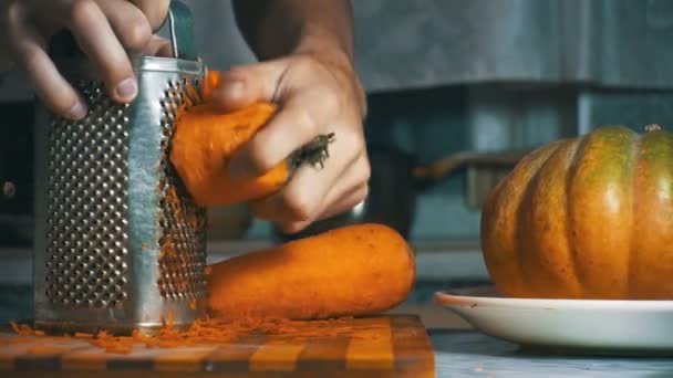 Snijden wortel rasp — Stockvideo