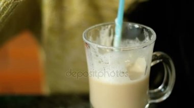 Kız bir Cafe kahve bir Latte ile