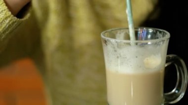 Kız bir Cafe kahve bir Latte ile