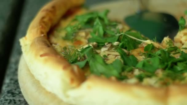 Πίτσα σε μια ξύλινη πιατέλα στην πιτσαρία — Αρχείο Βίντεο
