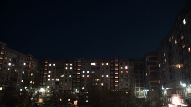 Edificio de varios pisos con iluminación de ventanas cambiante por la noche — Vídeos de Stock