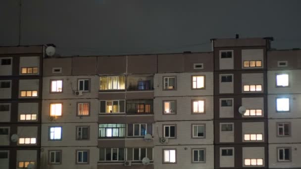 Πολυώροφο κτίριο με αλλαγή φωτισμού παραθύρων τη νύχτα — Αρχείο Βίντεο