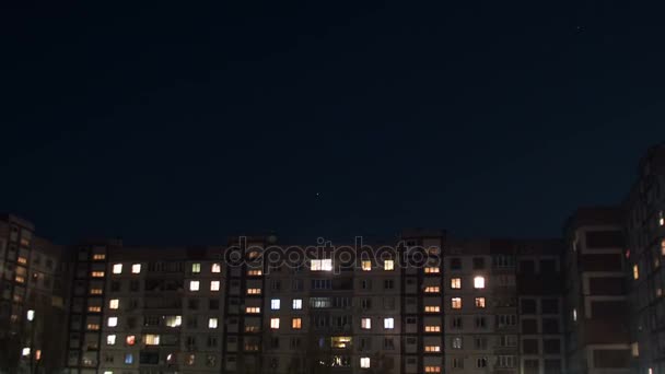 Edificio de varios pisos con iluminación de ventanas cambiante por la noche — Vídeo de stock