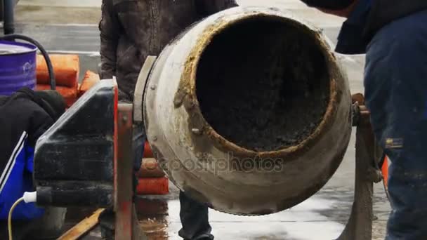 Trabalhos de betoneira em canteiros de obras e betão de amassar — Vídeo de Stock