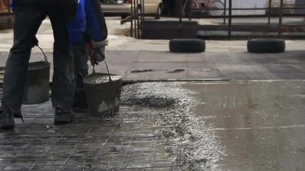 Derramando, deitando concreto no canteiro de obras usando baldes de cimento . — Vídeo de Stock