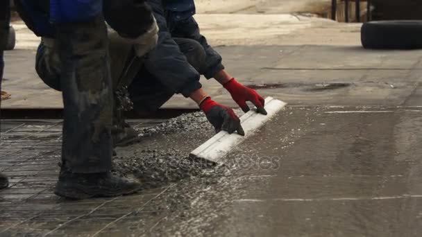 Coulée, pose de béton sur le chantier à l'aide de seaux de ciment . — Video