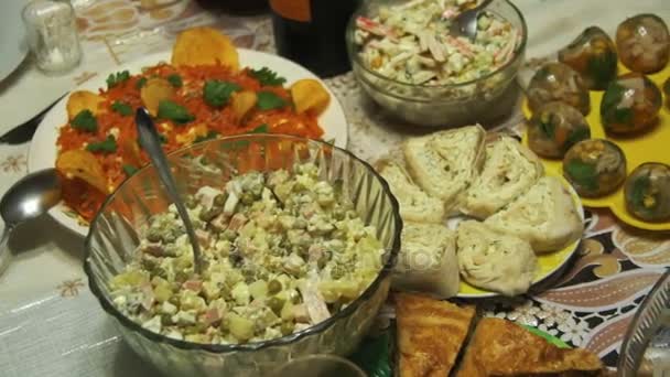 Cozinhar comida caseira na mesa — Vídeo de Stock