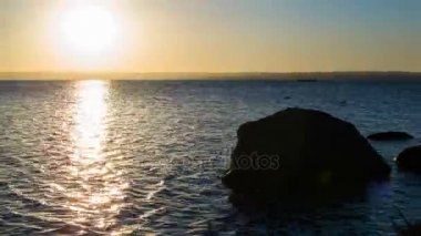 Günbatımı Nehri taş zemin üzerine. Zaman atlamalı