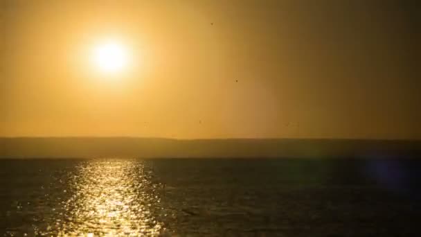 Puesta de sol sobre el río. Tiempo de caducidad — Vídeos de Stock