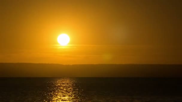 Puesta de sol sobre el río. Tiempo de caducidad — Vídeos de Stock