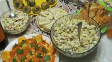 Masaya ev yapımı yemek yiyecek