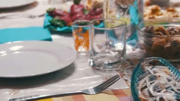 Домашняя кулинарная еда на столе — стоковое видео