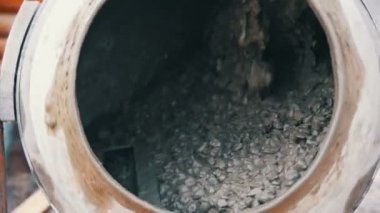 Beton Mikser inşaat siteleri üzerinde çalışır ve beton yoğurun. Ağır çekim