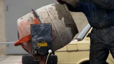 İnşaat Alanları ve Knead Beton Üzerinde Beton Karıştırıcı Çalışması