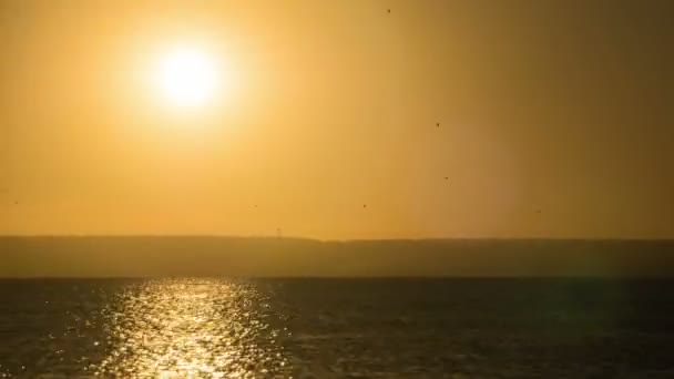 Solnedgång över floden. Tidsfördröjning — Stockvideo