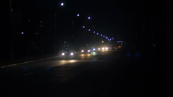 Carretera nocturna con coches y luces — Vídeos de Stock