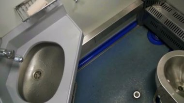 Bir tren vagonu tuvalette