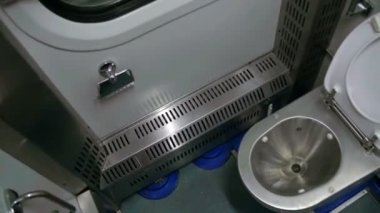 Bir tren vagonu tuvalette