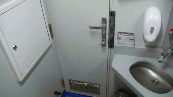 WC en un vagón de tren — Vídeo de stock