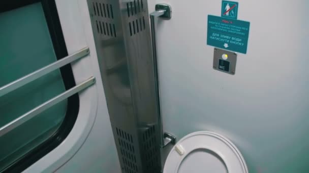 Toalett i en tågvagn — Stockvideo