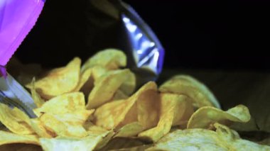 Patates cipsi paketi dönen içinde