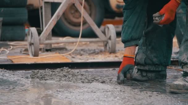 Wylewanie, układanie betonu na budowie za pomocą wiadra z cementu. Zwolnionym tempie — Wideo stockowe