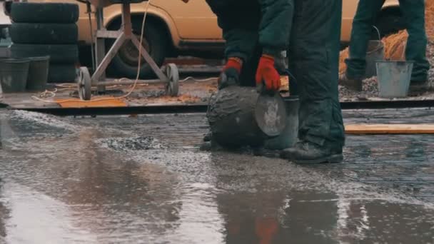 Dökme, döşeme beton çimento kovalar kullanarak inşaat sahasında. — Stok video