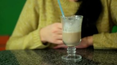 Kız bir Cafe kahve bir Latte ile