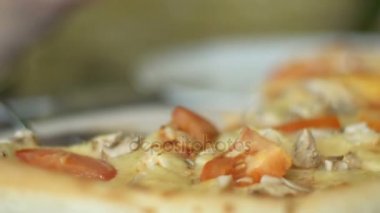 Pizza pizzacı ahşap bir tepside