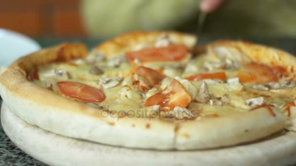 Pizza en bandeja de madera en la pizzería — Vídeo de stock