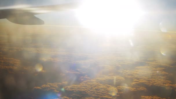 Avion de passagers en vol dans un contexte de coucher du soleil 