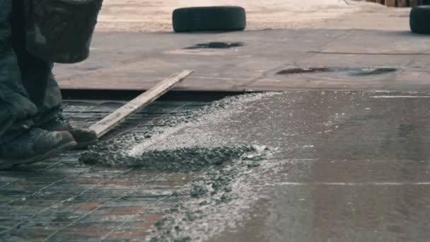 Hälla, lägga betong på byggplatsen med skopor av Cement. — Stockvideo