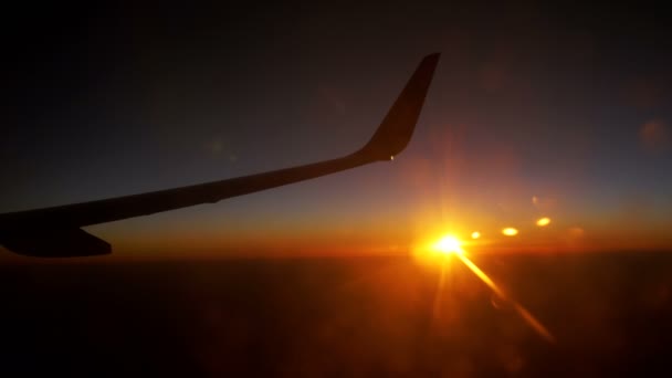 Coucher de soleil ciel forment la fenêtre de l'avion — Video