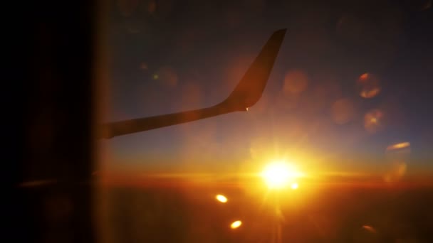 Cielo puesta del sol forman la ventana del avión — Vídeo de stock