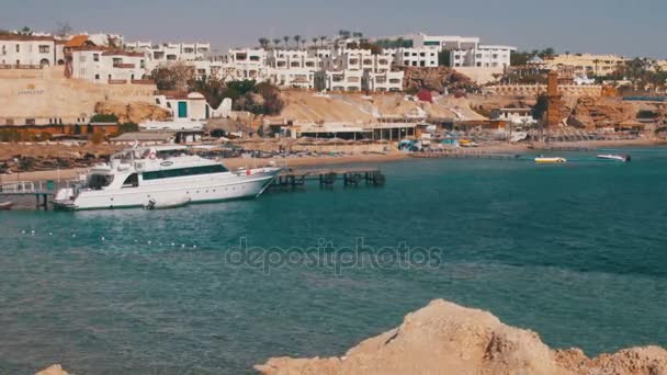 Παραλία στην Αίγυπτο. Το ξενοδοχείο Ακτή Ερυθράς Θάλασσας — Αρχείο Βίντεο