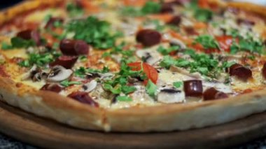 Pizza pizzacı ahşap bir tepside