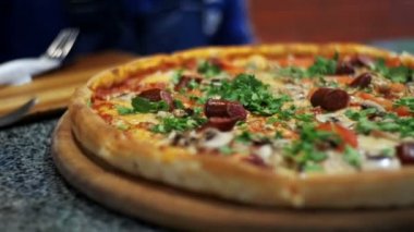 Pizza pizzacı ahşap bir tepside