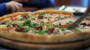 Pizza pizzacı ahşap bir tepside