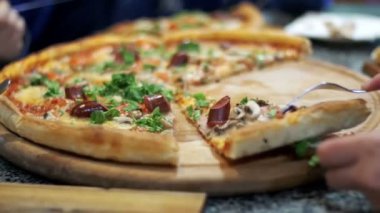 Pizza pizzacı ahşap bir tepside