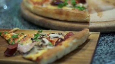 Pizza pizzacı ahşap bir tepside