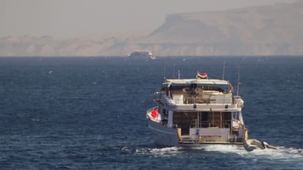 Kreuzfahrtschiff schwimmt im Roten Meer — Stockvideo