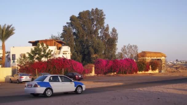 El coche va en el camino a Egipto y la señal árabe — Vídeo de stock