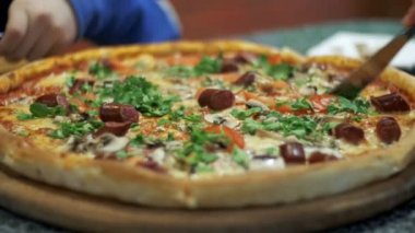 Pizza pizzacı ahşap bir tepside