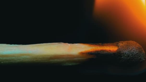 allumette brûlante et flamme 