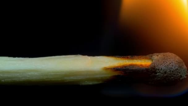 allumette brûlante et flamme 